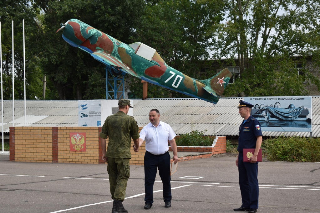 Сегодня глава района Александр Жуковский поздравил военнослужащих с прошедшим праздником Днем военно-воздушных сил России.