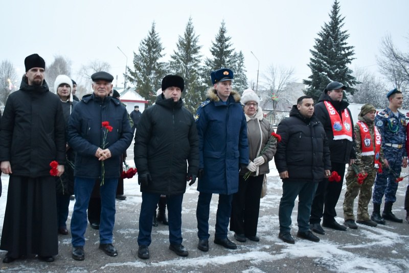 На площади Памяти и Славы прошел митинг, посвященный Дню неизвестного солдата.