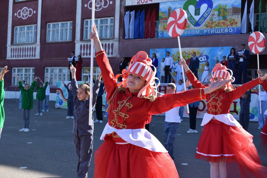 На площади городского культурного центра состоялось торжественное мероприятие, посвященное Дню города.