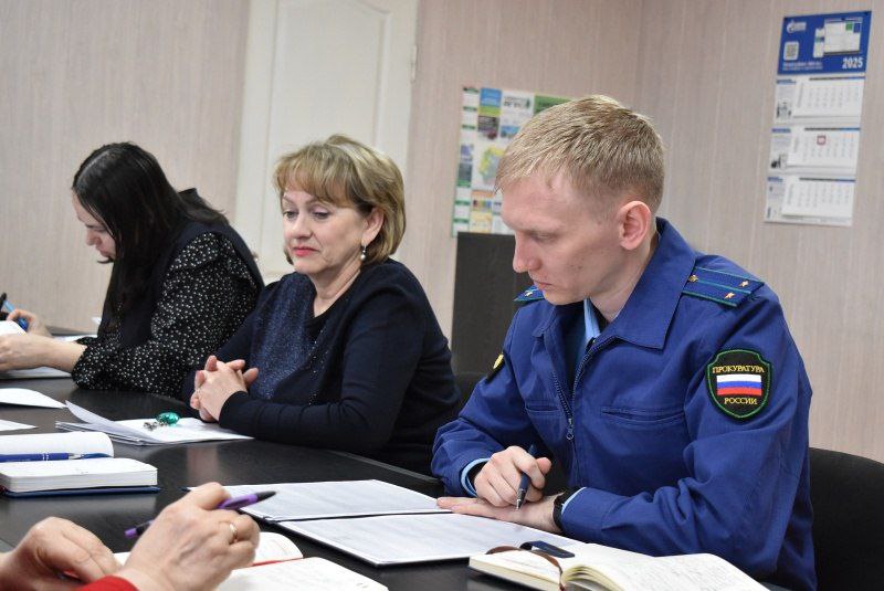 Сегодня заместитель главы администрации Ртищевского района Андрей Глухов провёл очередное заседание комиссии по легализации трудовых отношений, уплате налогов и повышению заработной платы.