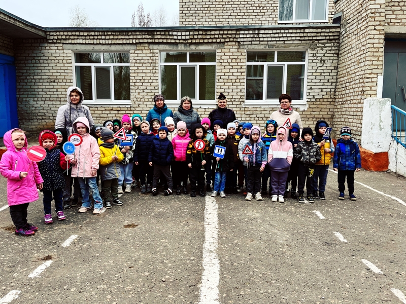 Сотрудники Госавтоинспекции города Ртищево провели профилактическое мероприятие по соблюдению ПДД с воспитанниками детского сада № 7 «Журавушка» «Я везде соблюдаю ПДД».