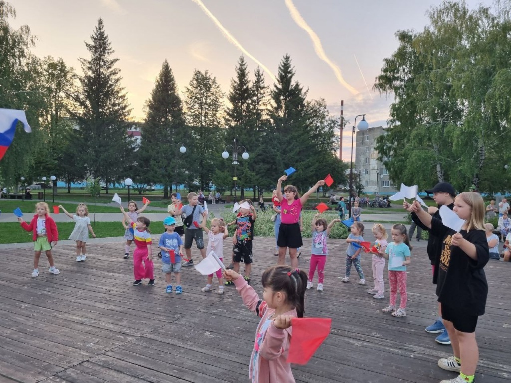 В Центральном сквере прошла тематическая концертная программа с интерактивом «Флаг славной Родины моей».