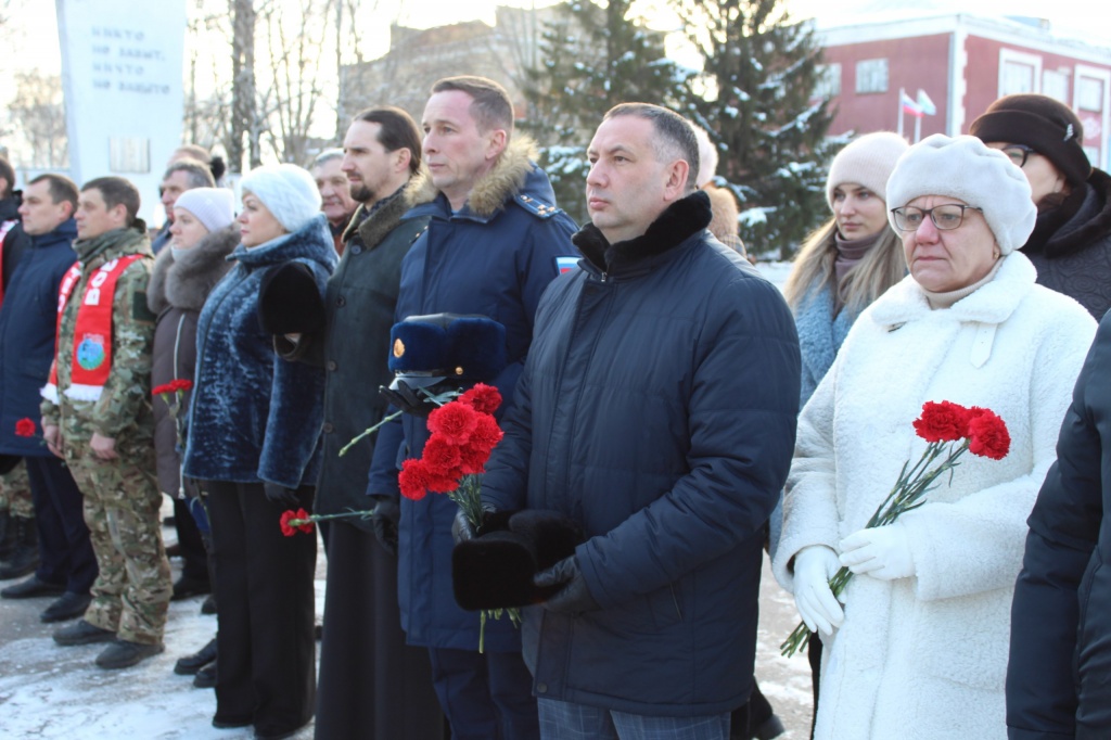 Сегодня, 9 декабря, на площади Памяти и Славы в городе Ртищево состоялась торжественная церемония возложения цветов, посвященная Дню Героев Отечества..