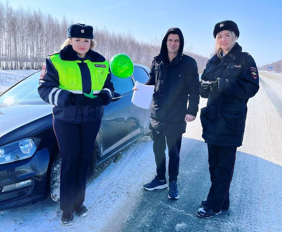 В День защитника Отечества женщины-полицейские поздравили водителей с праздником.