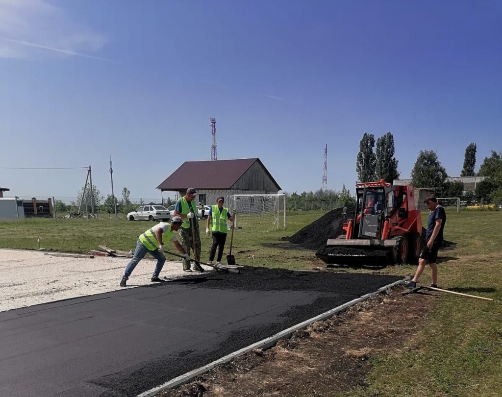 На территории ФОКа «Юность» продолжается строительство новой спортивной площадки для мини-футбола и баскетбола.