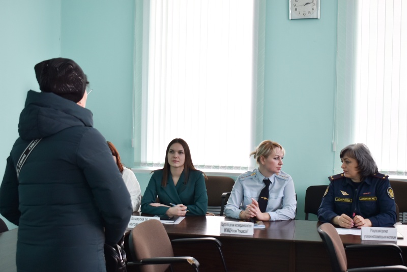 В рамках Дня правовой помощи в администрации Ртищевского муниципального района состоялся прием граждан по вопросам защиты прав детей.