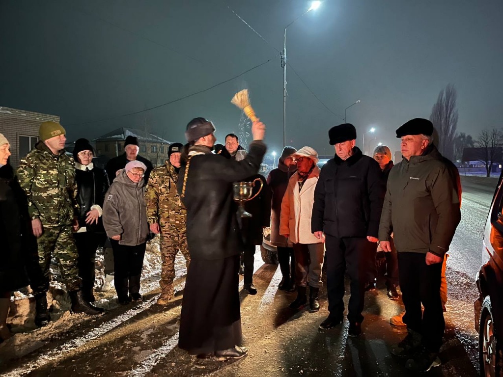 В Ртищевском районе многие неравнодушные жители протягивают руку помощи участникам специальной военной операции: переводят деньги, вяжут теплые вещи, изготавливают окопные свечи, пекут пирожки.