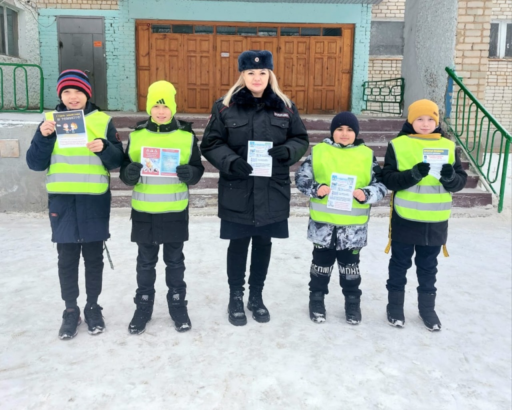 В рамках профилактического мероприятия «Будь заметным пешеходом!» сотрудники Госавтоинспекции совместно с ребятами из отряда ЮИД МОУ «СОШ №4» провели совместный рейд во дворах многоквартирных домов по популяризации световозвращающих элементов.