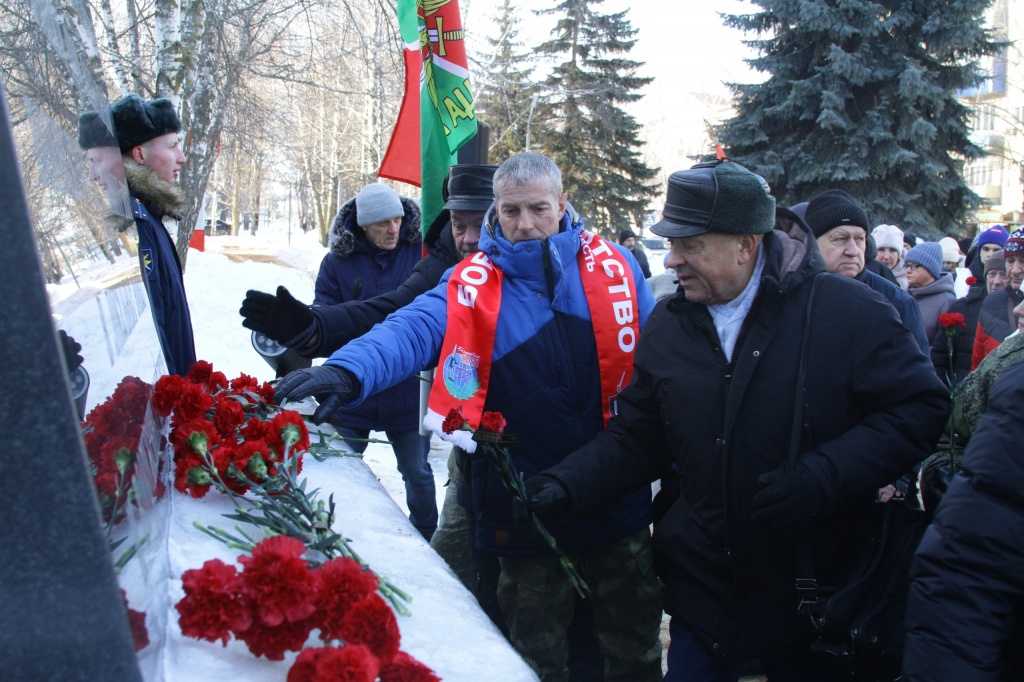 Все присутствующие на митинге почтили память о погибших минутой молчания и возложили цветы к памятнику воинам-интернационалистам..