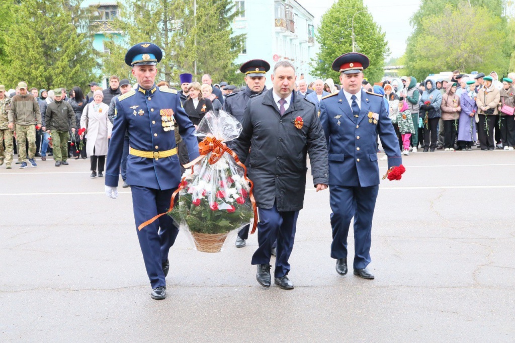 Церемония возложения цветов.