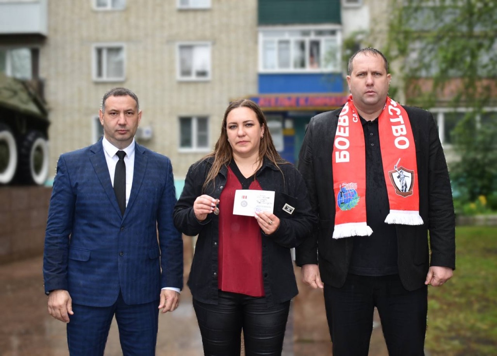 В рамках митинга глава Ртищевского района Александр Жуковский совместно с председателем Ртищевского районного отделения Всероссийской общественной организации ветеранов «Боевое братство» Сергеем Клещевым вручили Памятные знаки.