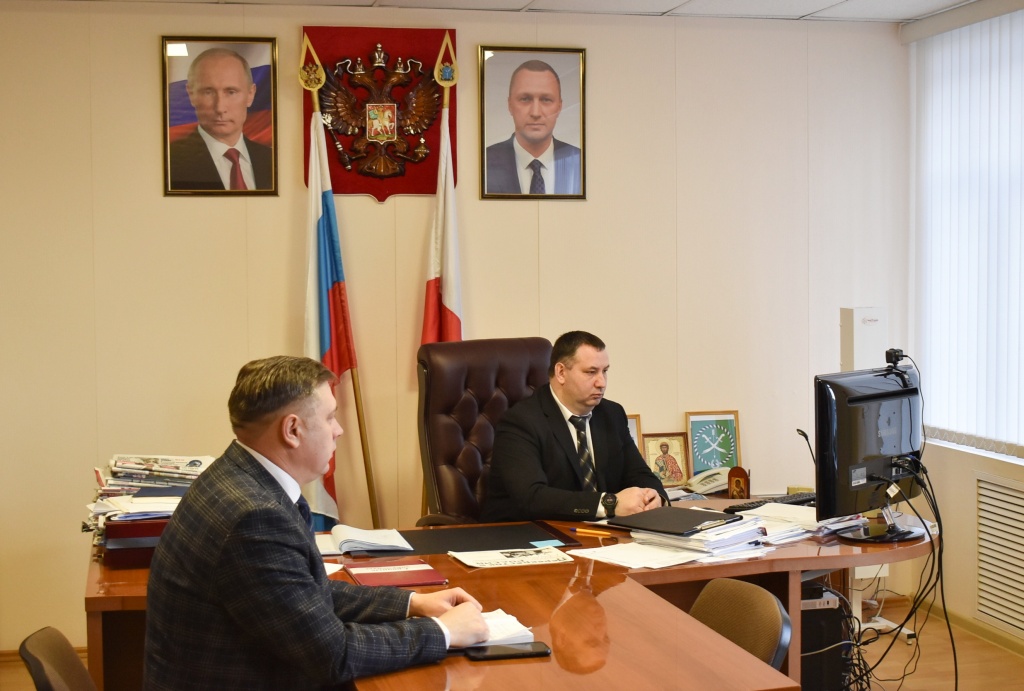 Глава района Александр Жуковский принял участие в еженедельном постоянно действующем совещании Губернатора области с руководителями органов исполнительной власти области в режиме видеоконференцсвязи.